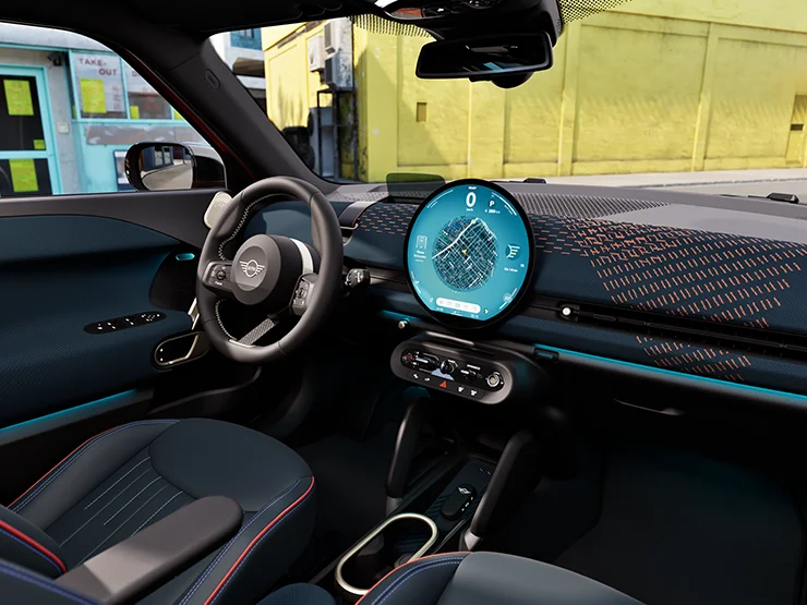Vue de l'intérieur du MINI Aceman Electric avec accent sur le tableau de bord, l'unité d'interaction et le volant.