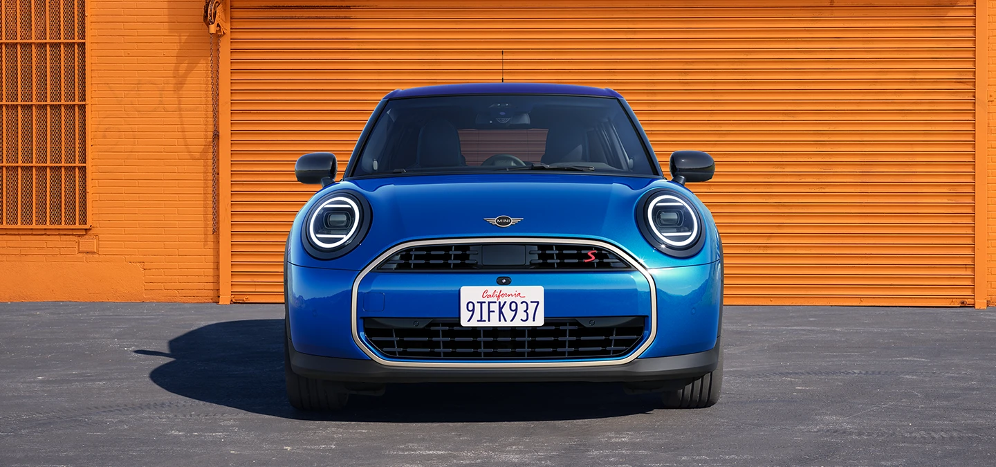 Vue avant de la MINI Cooper 5 portes Icy Sunshine Blue et Multitone Roof blue.