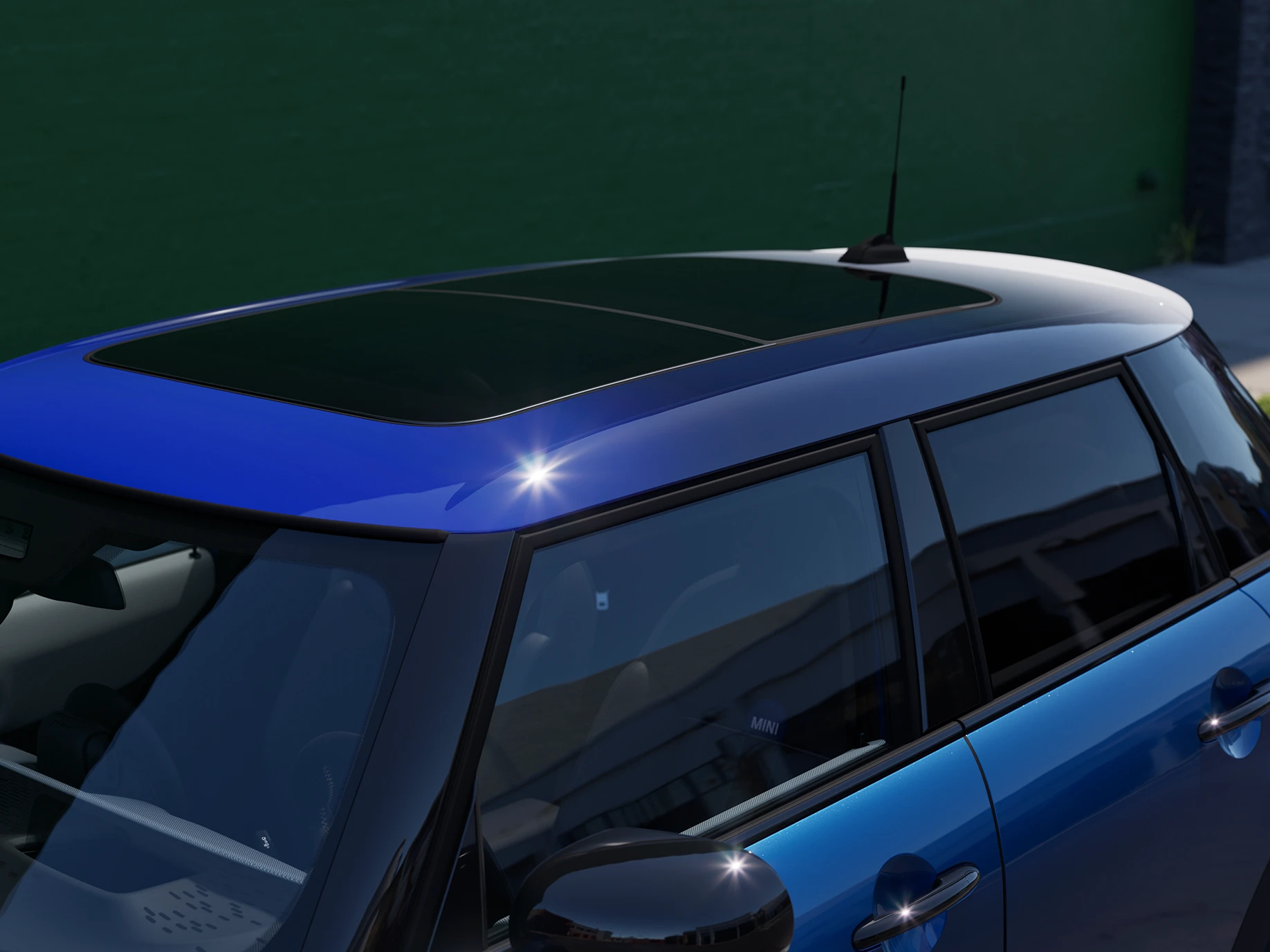 Vue rapprochée de la MINI Cooper 5 portes avec accent sur le Multitone Roof Blue.