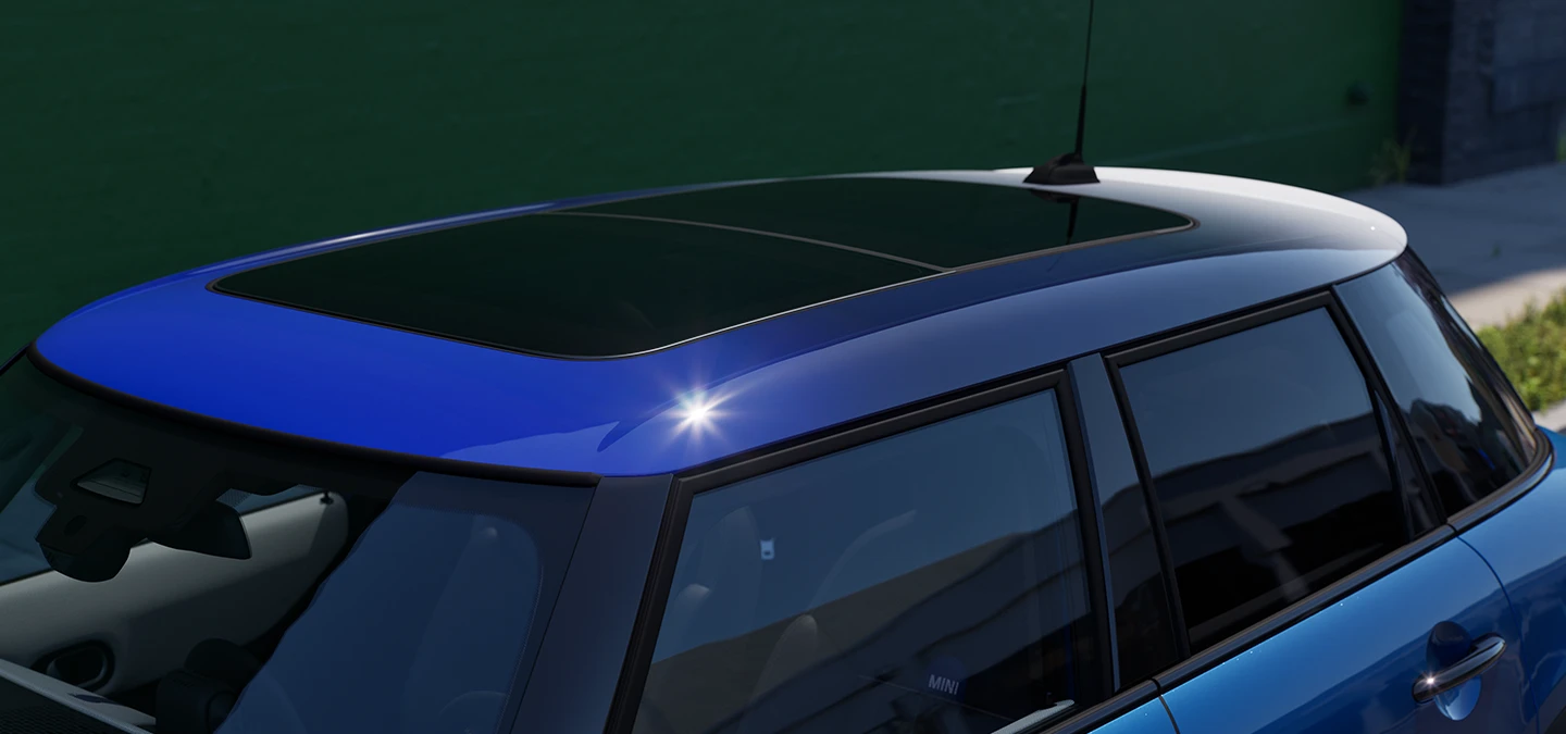 Vue rapprochée de la MINI Cooper 5 portes avec accent sur le Multitone Roof Blue.