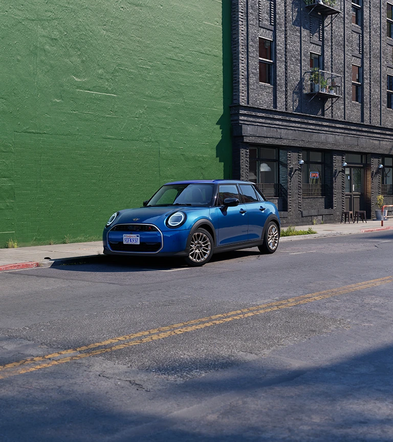 MINI Cooper 5 Portes - vue latérale - Soleil glacial