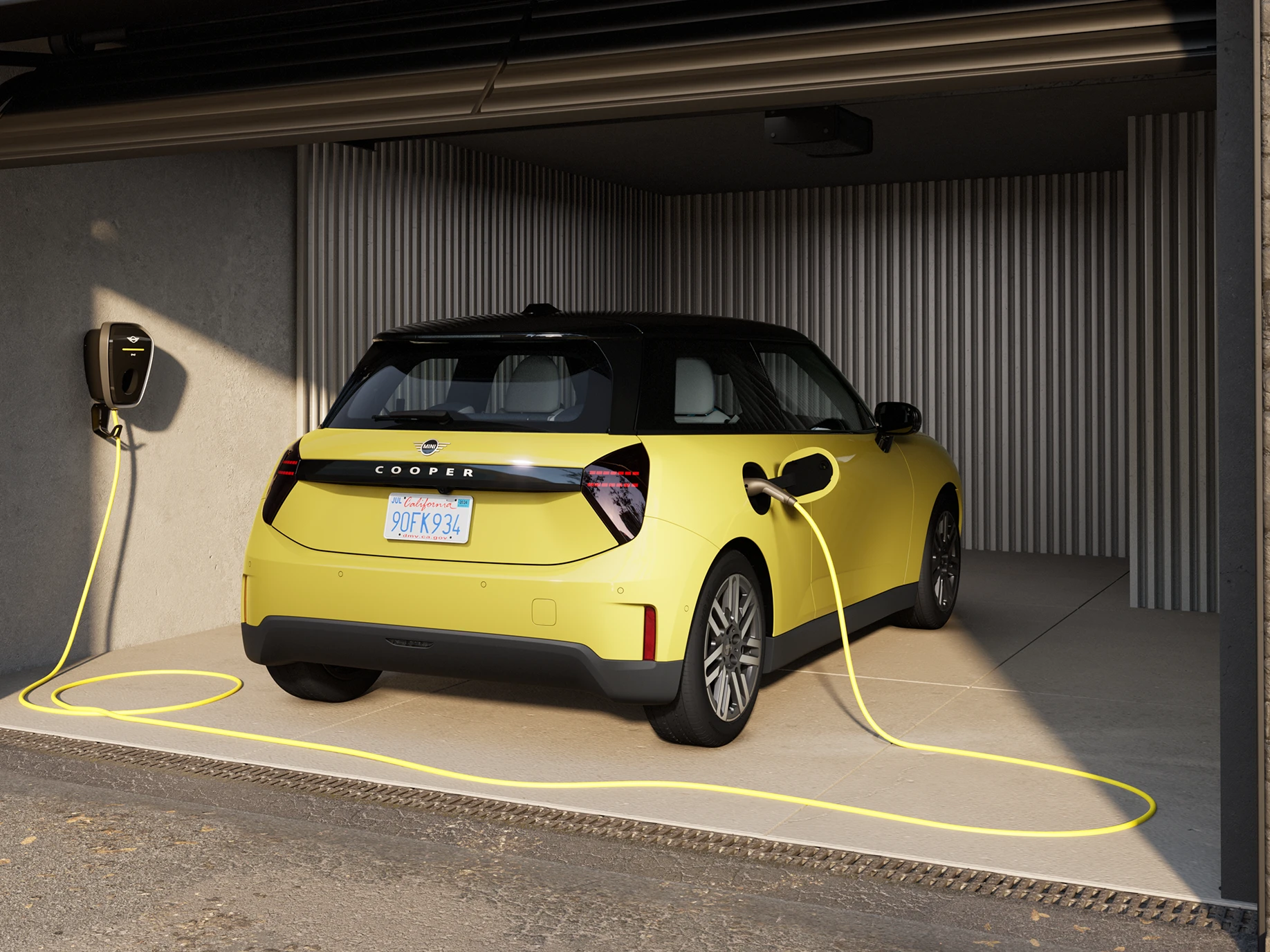 Vue arrière d'une MINI Cooper Electric Sunnyside Yellow en cours de recharge dans un garage. 