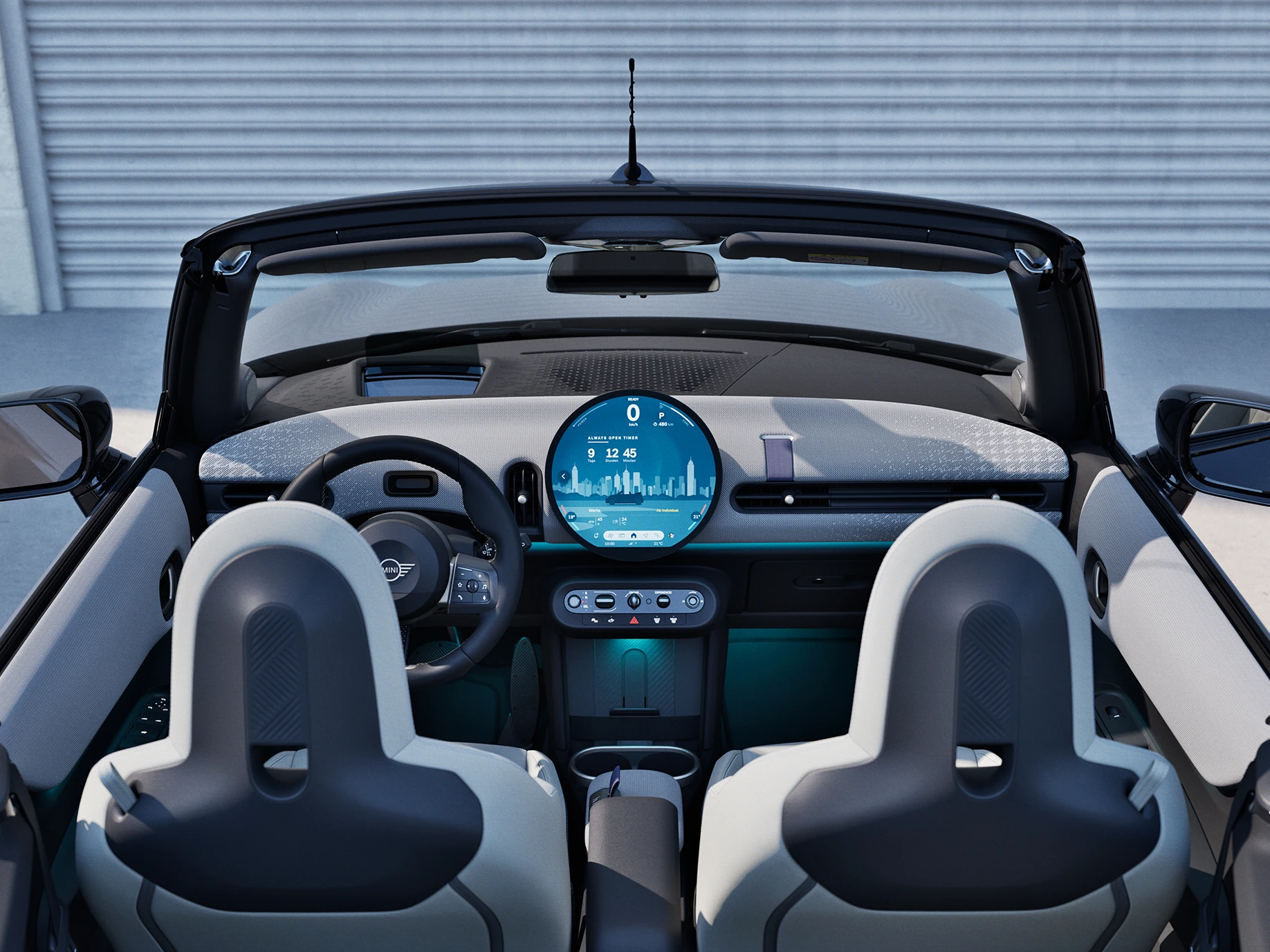 Vue arrière de l'intérieur de la MINI Cooper Cabrio mettant l'accent sur le tableau de bord et l'unité d'interaction.