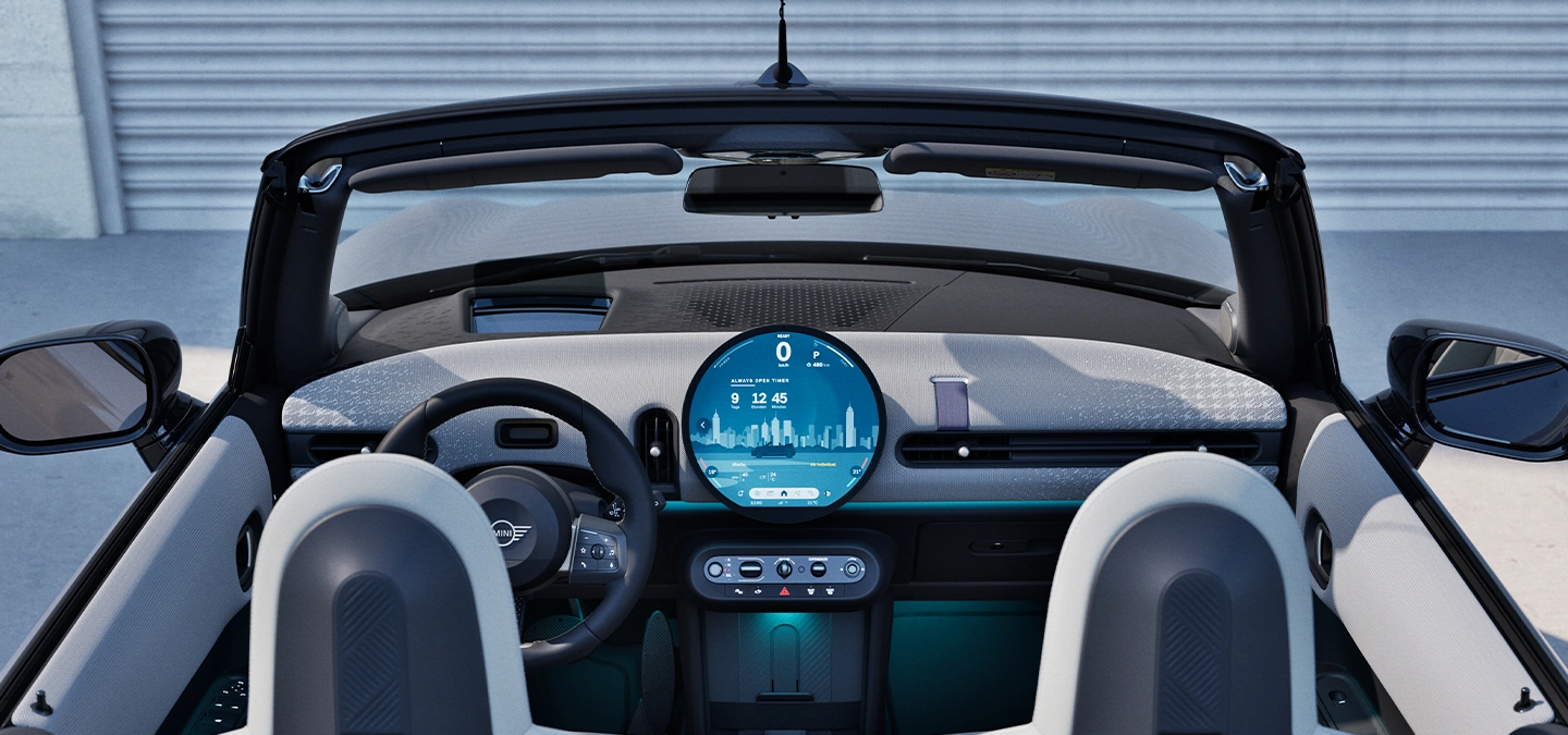 Vue arrière de l'intérieur de la MINI Cooper Cabrio mettant l'accent sur le tableau de bord et l'unité d'interaction.