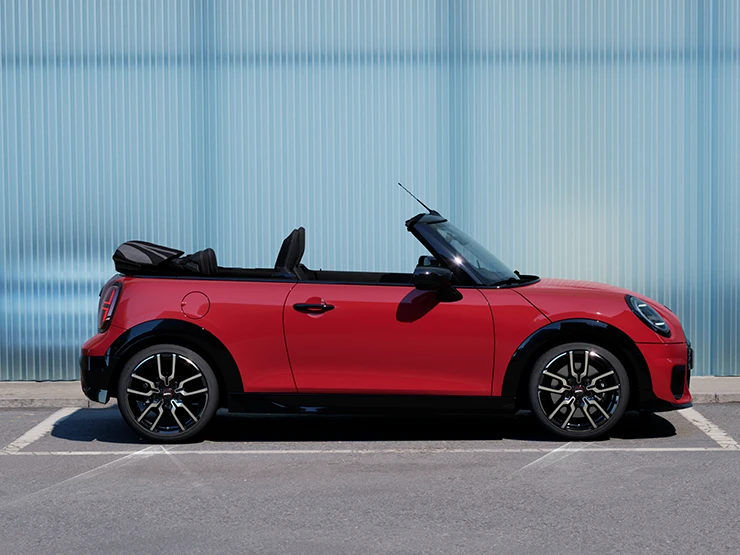Vue latérale de la MINI Cooper Cabrio Chili Red en ville.