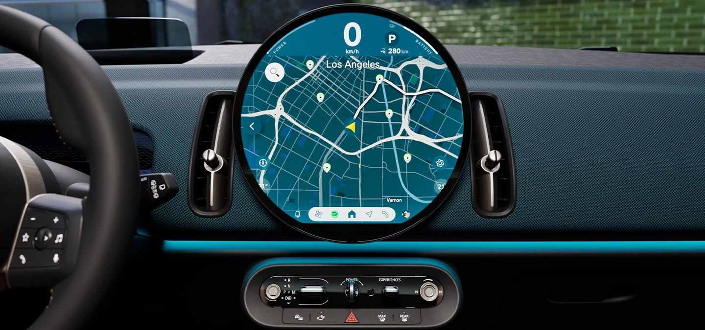 Vue détaillée de l'unité d'interaction du MINI Countryman Electric avec accent sur la navigation.