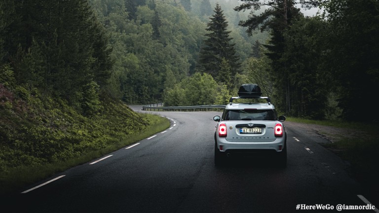 MINI Countryman noire – vue arrière – montagnes enneigées