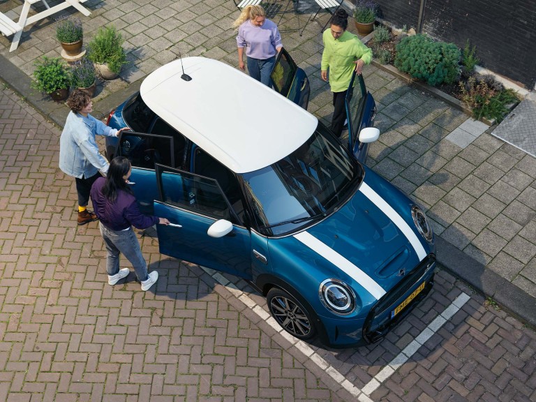MINI Hatch 5 portes – bleu et blanc – couleurs